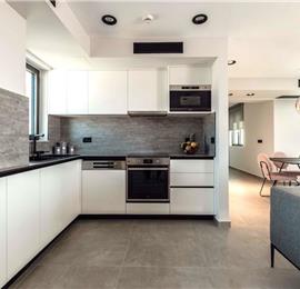 3 bedroom penthouse apartment with pool in Chania town, sleeps 6